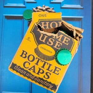 Vintage Metallic Green Bottle Caps & Box ~ Crafts ~ Jewelry Making ~  Upcycle